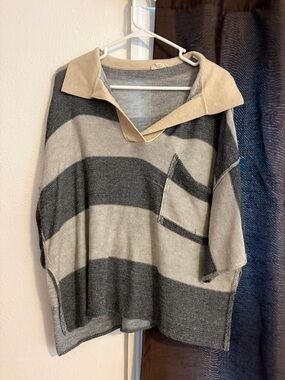 easel Short Sleeve Sweater Top in Gray and Cream Stripes